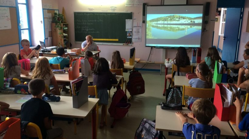 Visit by Erik Orsenna to a primary school in the city of Vienne, for the “Tell me your river” writing competition.