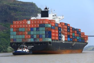 Panama, Canal de Panama, bateau rentrant dans les ecluses de Pedro Miguel (cote ocean Pacifique)