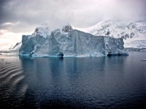 Antarctique Photo by Jay Ruzesky on Unsplash