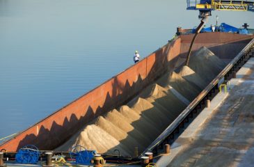 Chargement d'une barge, site industriel et portuaire de Salaise Sablons, Isere (38), France