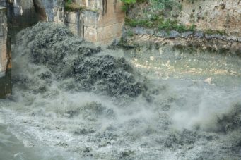 France, Ain (01), Injoux Genissiat, Barrage usine sur Le Rhone de Genissiat pendant les Chasses Suisses du Rhone