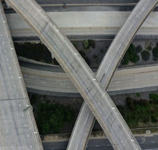 Autoroute et route désertes