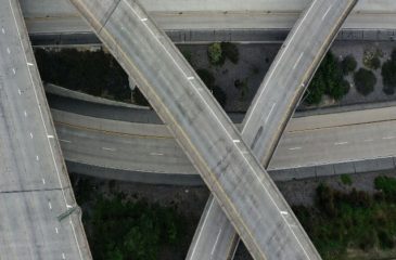 Autoroute et route désertes