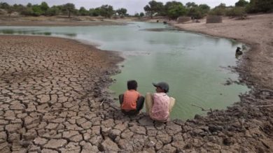 des-enfants-devant-un-lac-assc3a9chc3a9-photo-ahmad-masood-reuters_Bolivie