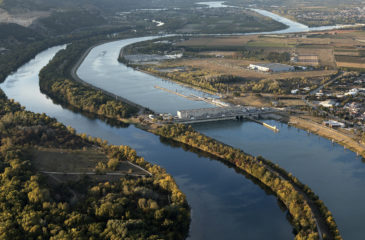 France, Drome (26), Bourg les Valence, Le Rhone, la centrale et ecluse, l'ile de la Grande Traverse a droite (vue aerienne)