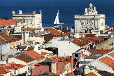 Portugal, Region de Lisbonne, Lisbonne, quartier Baixa, Arc de Triomphe de la Rua Augusta sur la Praca do Comercio (Place du Commerce), le Tage en arriere plan