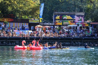 Suisse, canton de Geneve, Geneve, cafes et restaurants sur le sentier des Saules, fleuve Le Rhone, baignade